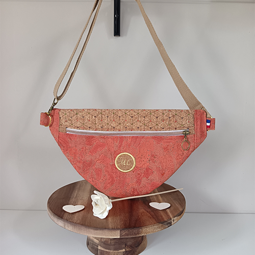 Sac banane en liège artisanal édition Corail avec motif floral et zip doré, léger et écoresponsable