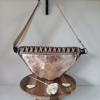 Sac banane en liège rose à motifs avec dos noir – accessoire vegan et artisanal
