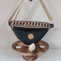 ac banane noir en simili cuir avec bande décorative géométrique