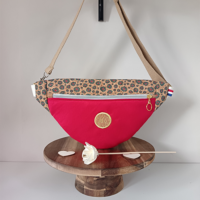 Sac banane en liège motif fleuri, rouge et naturel, chic et écoresponsable