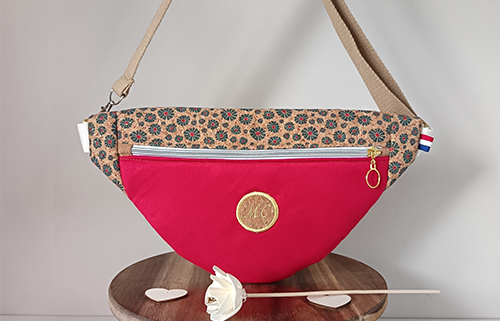 Sac banane en liège motif fleuri – Rouge & naturel Sac banane en liège motif fleuri, rouge et naturel, chic et écoresponsable