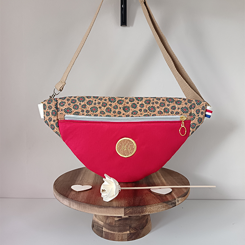 Sac banane en liège motif fleuri, rouge et naturel, chic et écoresponsable