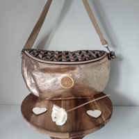 Sac banane femme en simili cuir argenté avec bandoulière réglable et doublure à motif géométrique