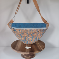 Sac banane artisanal en liège et simili cuir noir avec bandoulière réglable